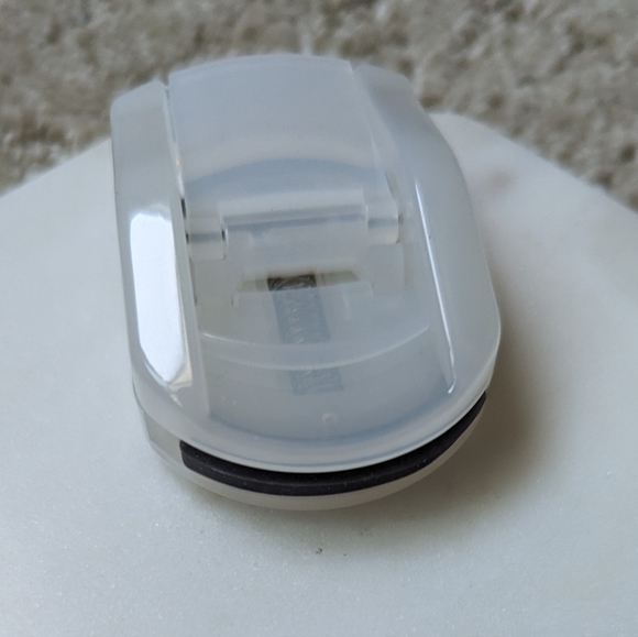 Muji Travel Eyelash Curler with replacement pad - Picture 3 of 5